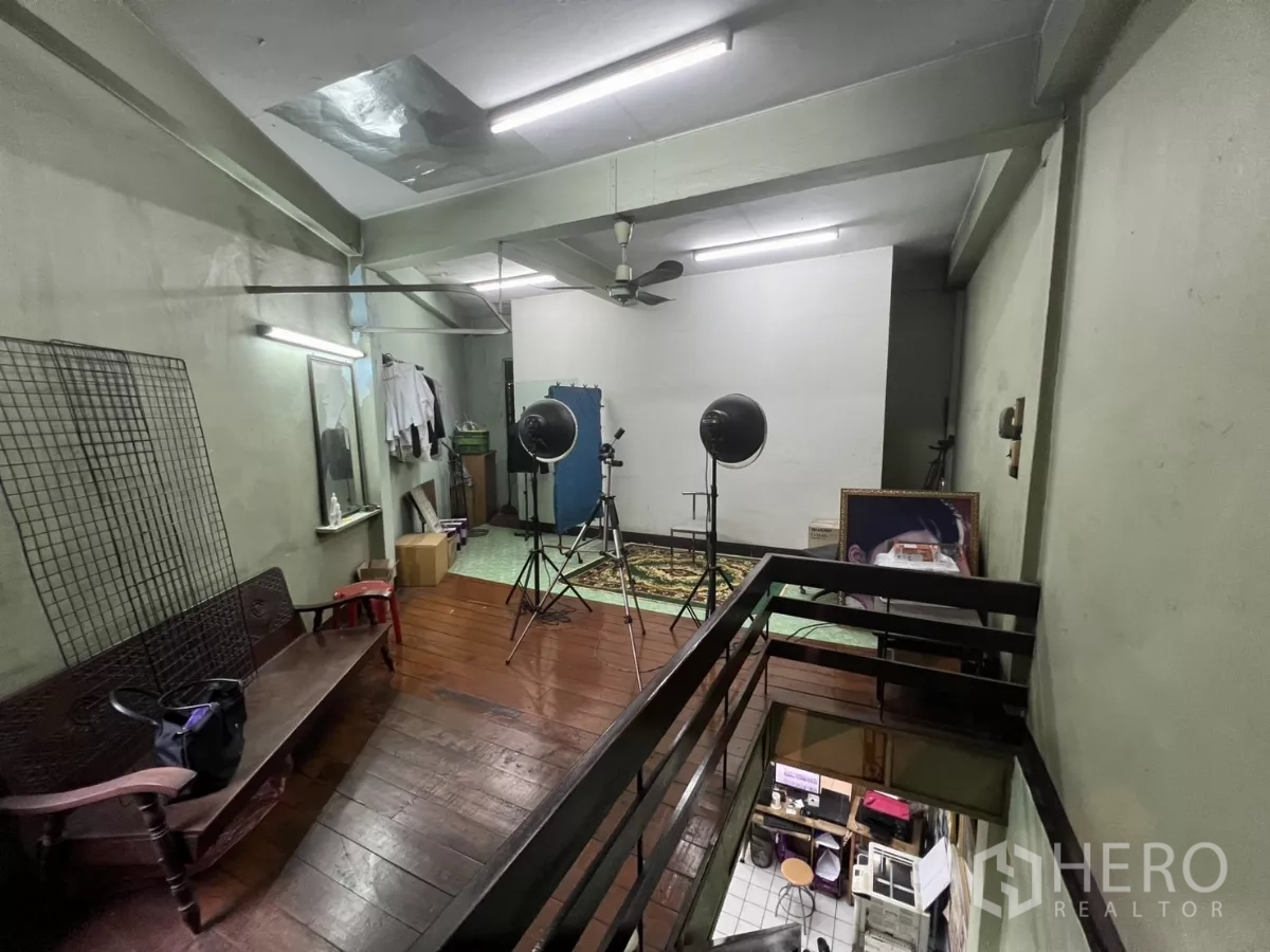 อาคารพาณิชย์ ให้เช่าในWatthana, Bangkok - มุมมองจากบันได เห็นพื้นที่สตูดิโอโล่งและราวกันตก