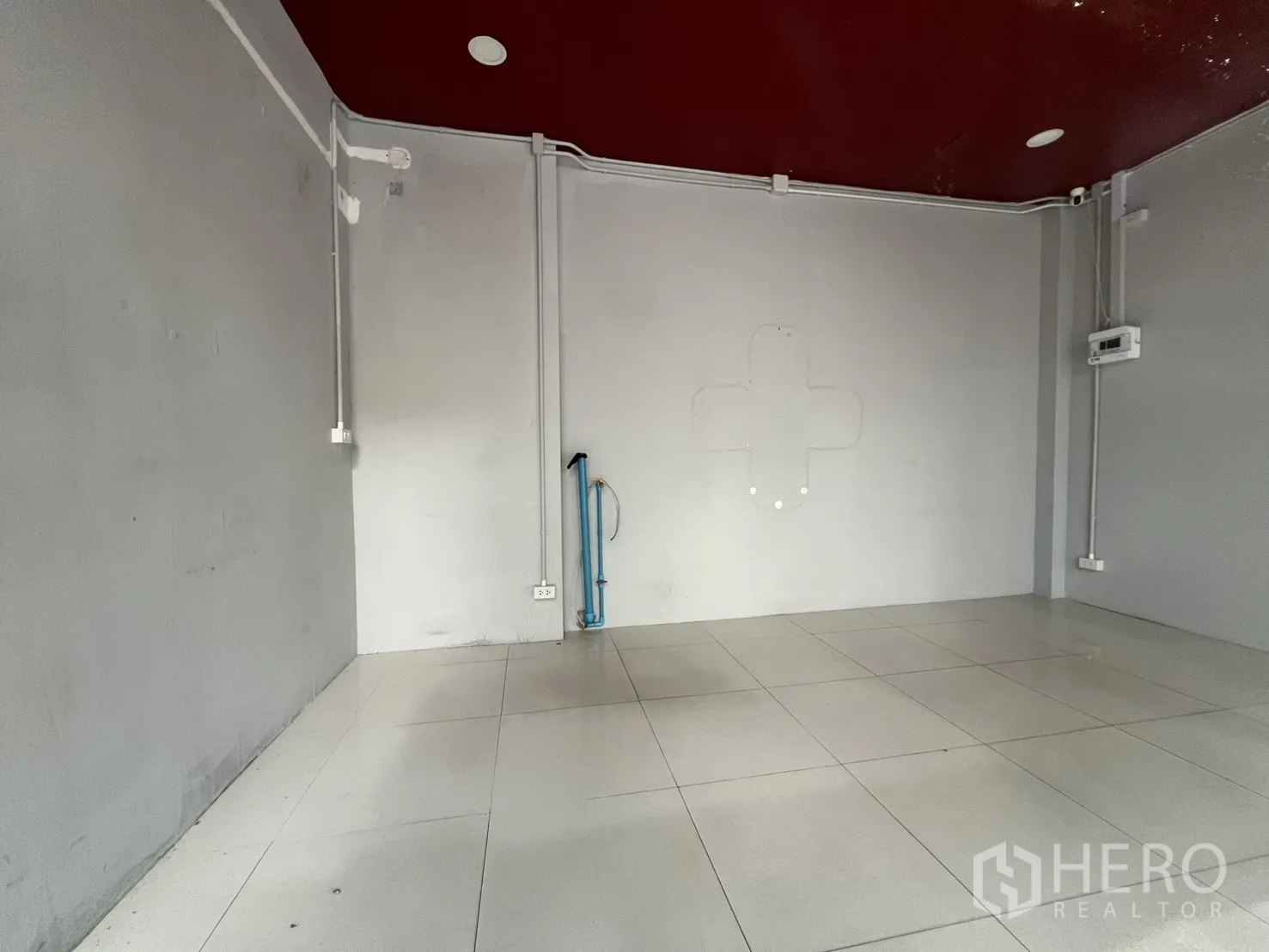 พื้นที่ขายของ for rent in Watthana, Bangkok - ภายในพื้นที่ค้าปลีกพื้นกระเบื้องโล่ง เดินท่อไฟฟ้าโชว์ฝ้าเพดานสีแดงเลือดหมู มีจุดสาธารณูปโภค