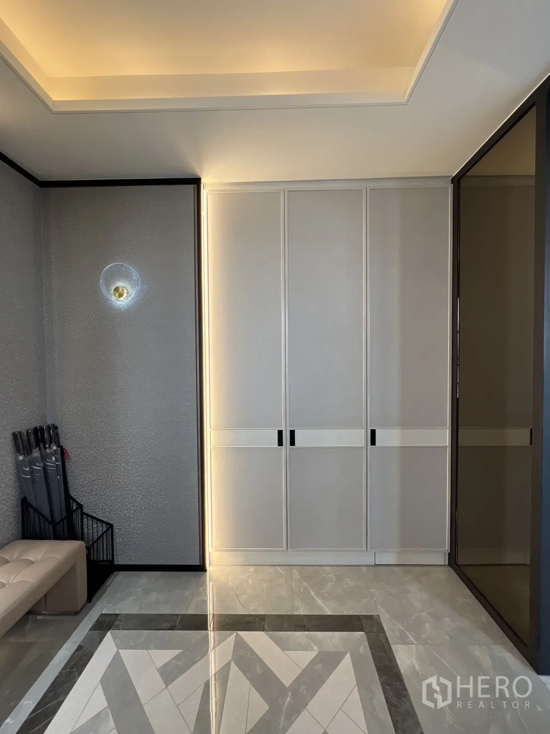 Semi-detached House for sale in Yan Nawa, Bangkok - Foyer storage cabinets with accent lighting and textured wall.