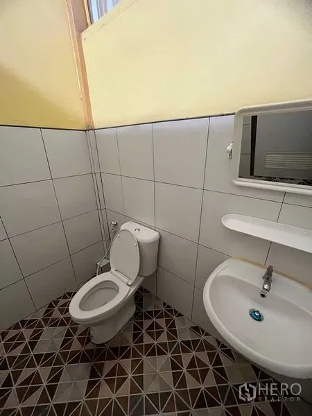货栈 出租在Lat Krabang, Bangkok - 小型卫生间，墙地砖铺设，配坐便器、洗手盆与镜子。