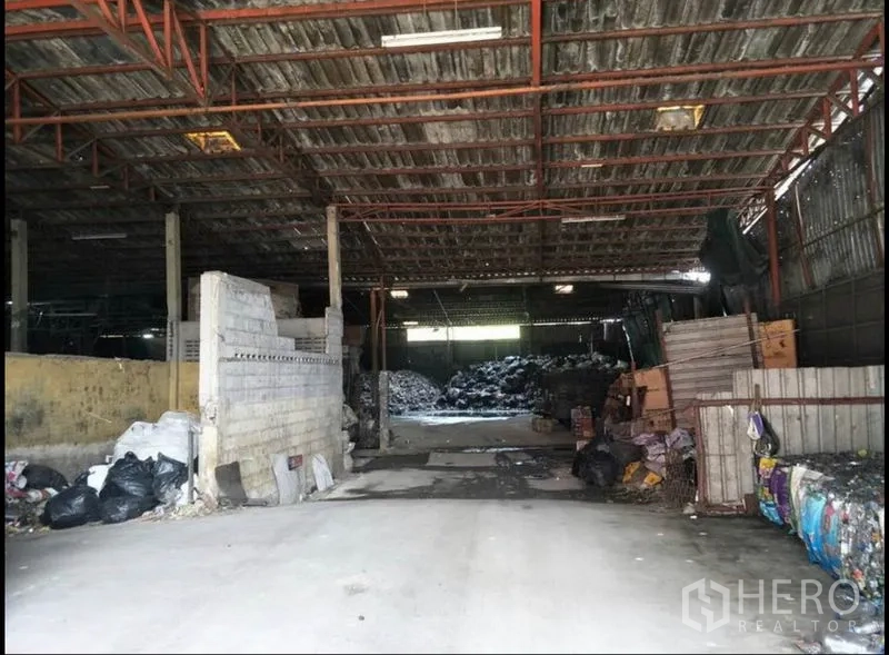 货栈 出售在Lat Krabang, Bangkok - 仓库内部，高钢结构屋顶与开阔存储区。