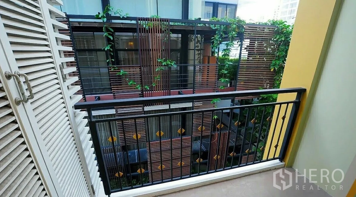 公寓 出售在Khlong Toei, Bangkok - 私享阳台，眺望带木格栅与绿植的中庭