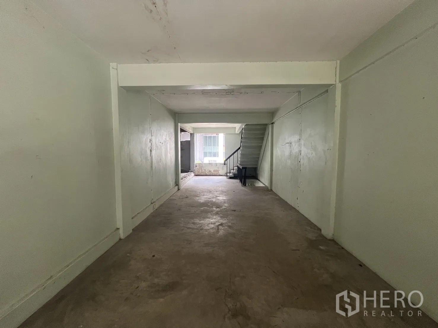 ตึกแถว for rent in Bang Rak, Bangkok - ห้องปรับปรุงบางส่วนมีพื้นยกและผนังเปิดโล่ง