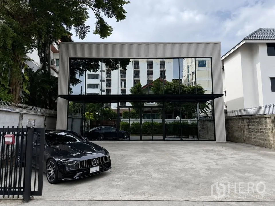 โกดัง for rent in Bang Na, Bangkok - ด้านหน้ามีรั้วพร้อมที่จอดรถและอาคารกระจกสมัยใหม่