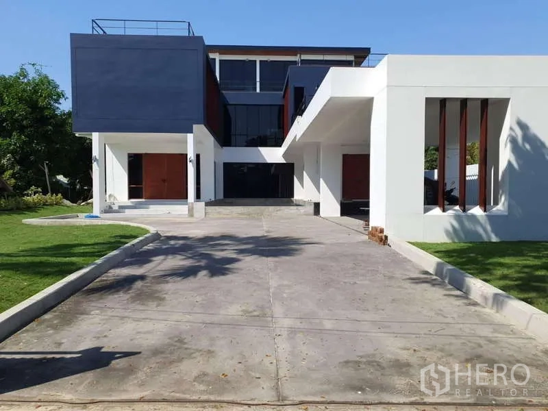 Detached House for rent in Phra Khanong, Bangkok - Front elevation of a contemporary detached house with a long private driveway.