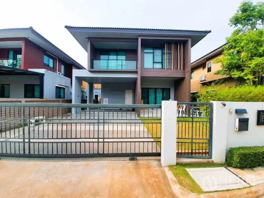 独立式住宅 出售在Pathum Thani - 现代两层独栋住宅，带电动门车道、车棚与前庭草坪。