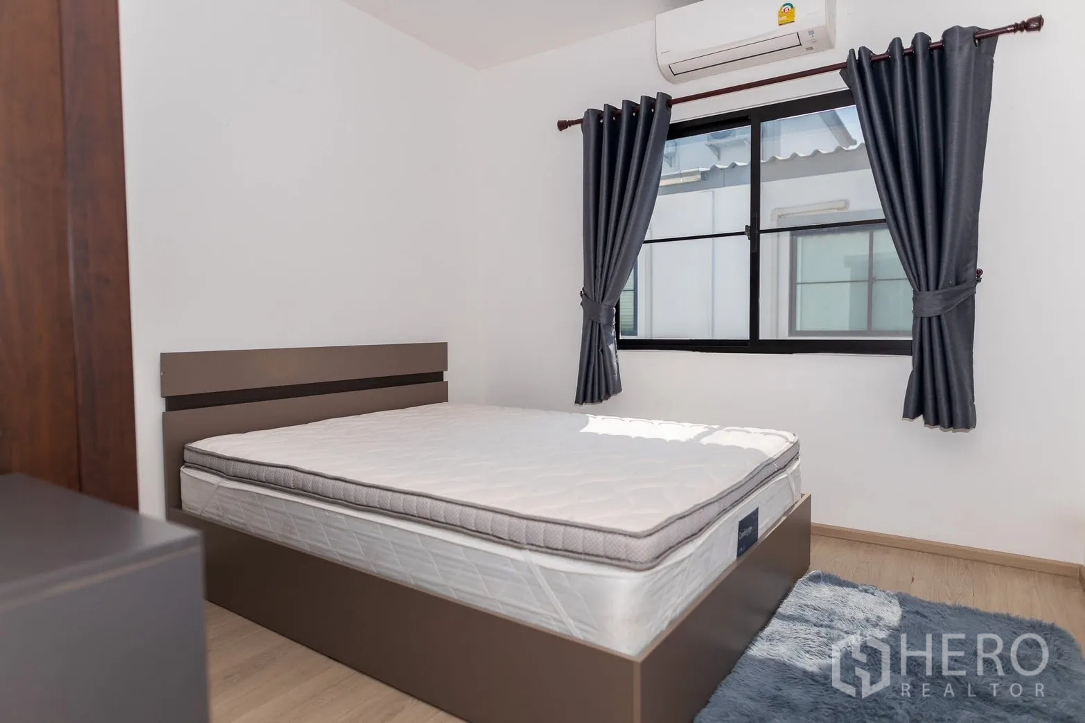 ทาวน์เฮาส์ for rent in Bang Phli, Samut Prakan - ห้องนอนอบอุ่น เตียงควีน ผ้าม่านทึบ และพรมฟู