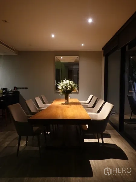 บ้านแฝด for rent in Watthana, Bangkok - ห้องรับประทานอาหารมีโต๊ะไม้ยาวและเก้าอี้บุกำมะหยี่