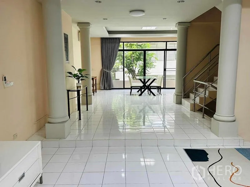 สำนักงานที่บ้าน ให้เช่า - พื้นที่นั่งเล่นสว่าง เสา ชั้นบันได และมุมทานอาหารข้างหน้าต่างบานกว้าง