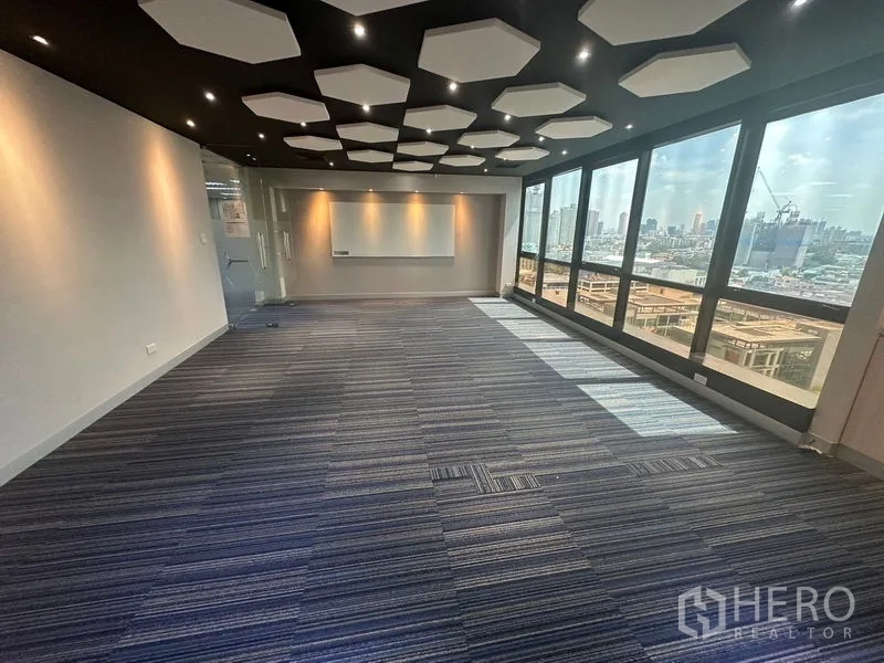 办公空间 出租在Khlong Toei, Bangkok - 会议室，黑色天花配六边形吸音板，窗外城景