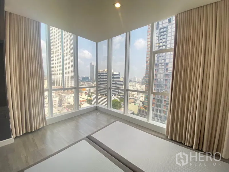 Condominium for rent in Bang Rak, Bangkok - Panoramic Bangkok city view through wraparound bedroom windows.