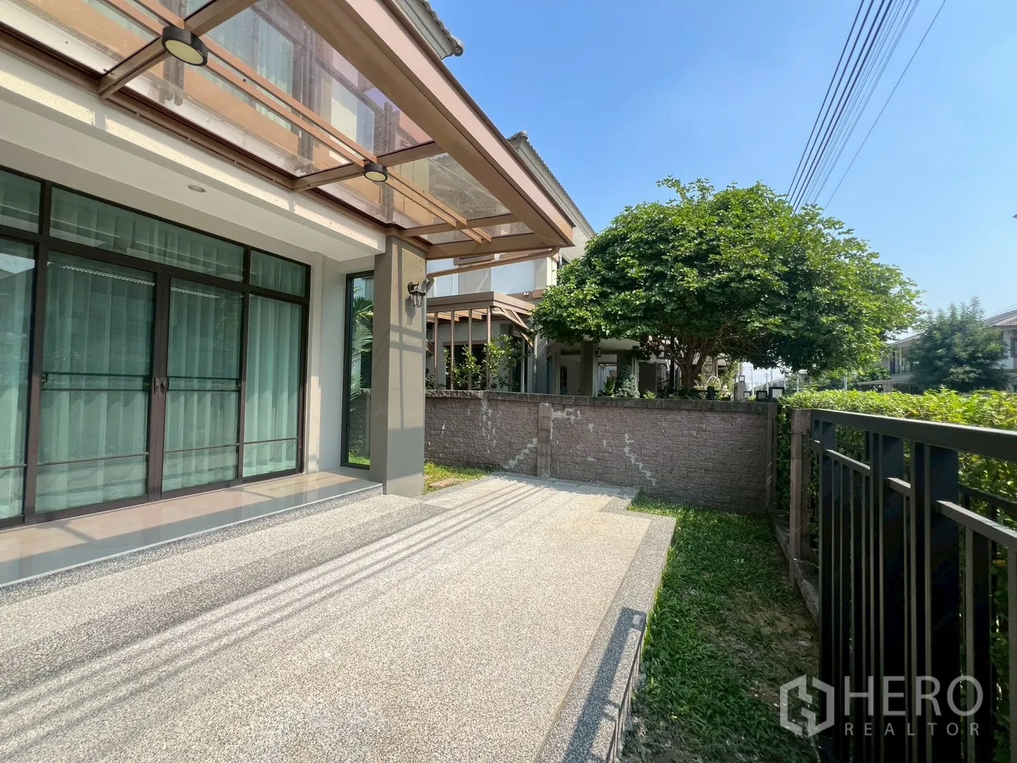 独立式住宅 出租或出售在Bang Phli, Samut Prakan - 前露台，玻璃推拉门与小草坪。