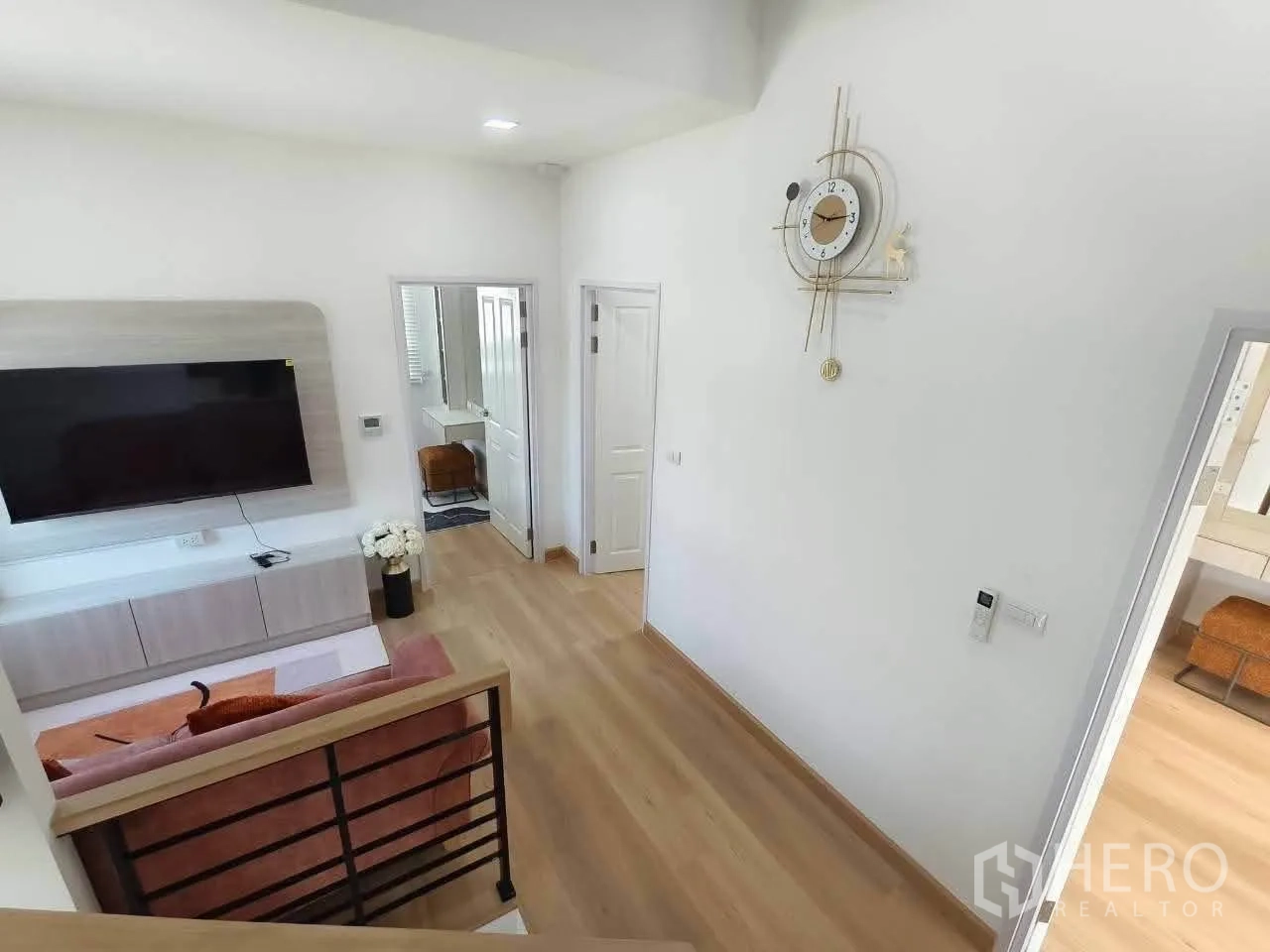 บ้านเดี่ยว for rent in Bang Phli, Samut Prakan - โถงชั้นบนมีชั้นทีวี นาฬิกาตกแต่ง และประตูเข้าสู่ห้องต่าง ๆ.