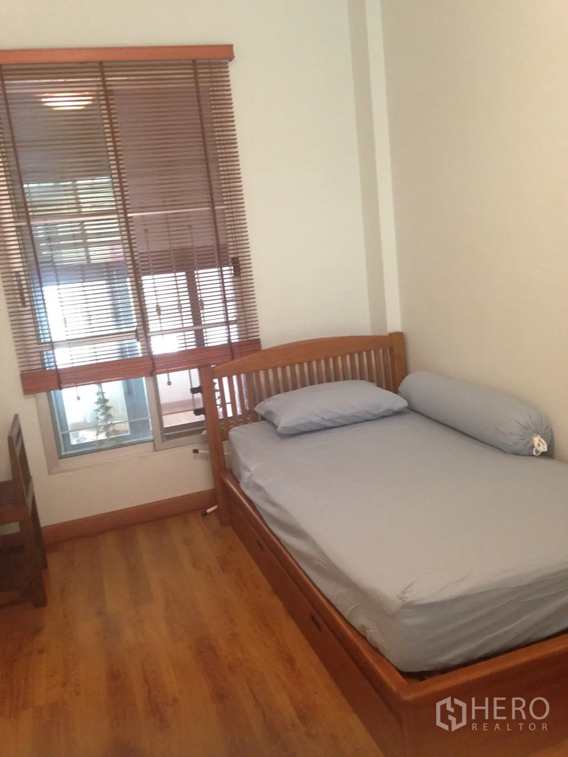 联排别墅 出租在Wang Thonglang, Bangkok - 第三卧室，木质床架、书桌与百叶窗。
