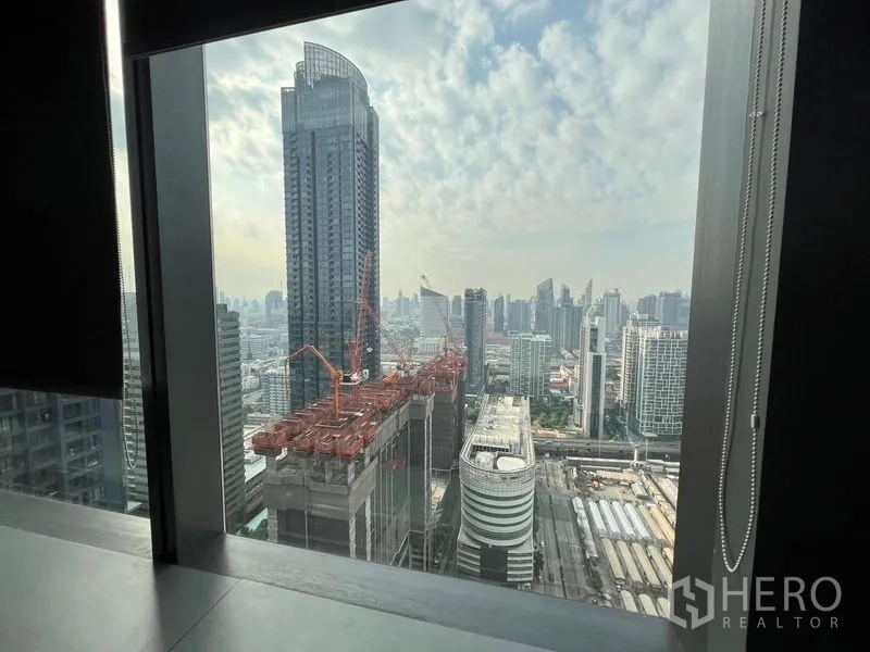 สำนักงาน ให้เช่าในHuai Khwang, Bangkok - วิวเมืองพระราม 9 แบบพาโนรามาจากหน้าต่างชั้นสูง