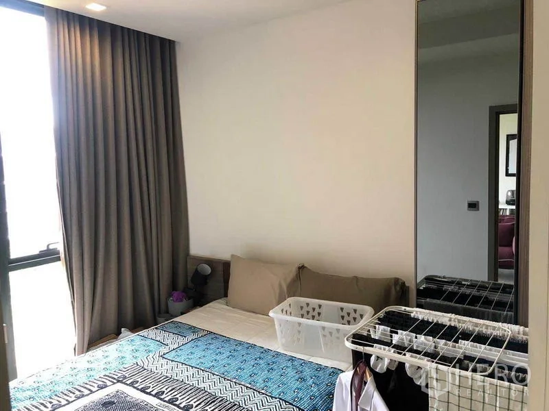 公寓 出租在Watthana, Bangkok - 次卧带大窗、书桌与遮光窗帘。