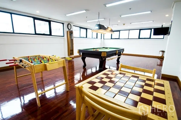 อพาร์ทเมนท์ ให้เช่าในKhlong Toei, Bangkok - ห้องเกมในอาคาร โต๊ะพูล โต๊ะฟุตบอล และกระดานหมากรุก พร้อมหน้าต่างบานใหญ่