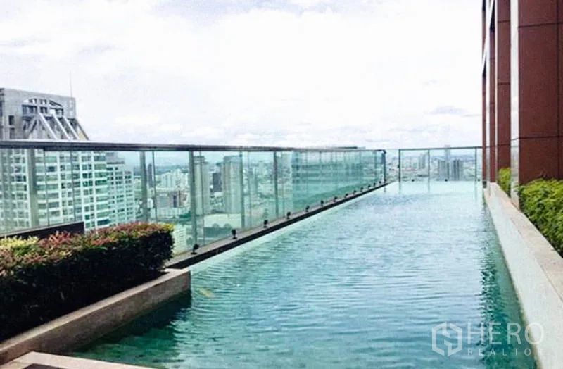 Condominium for rent in Bang Rak, Bangkok - Rooftop infinity-edge swimming pool with glass railing and Bangkok skyline views.