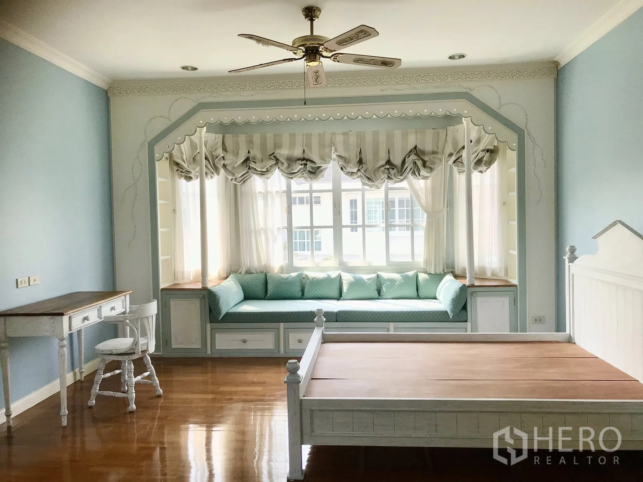 บ้านเดี่ยว for rent in Mueang Samut Prakan, Samut Prakan - ห้องนอนกว้างผนังสีพาสเทลพร้อมม้านั่งริมหน้าต่างบานใหญ่