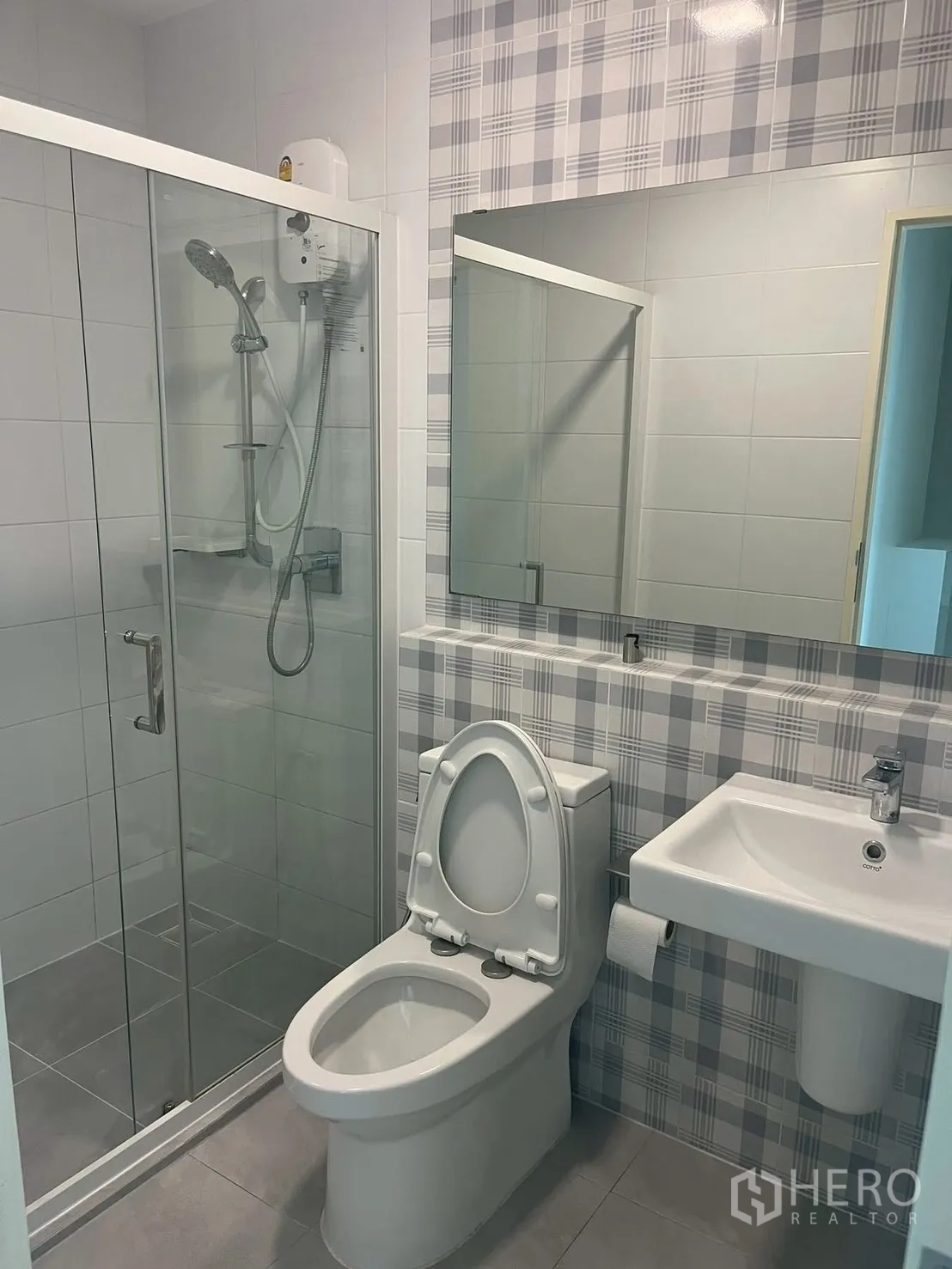 联排别墅 for rent in Prawet, Bangkok - 浴室配玻璃淋浴间、马桶与洗手盆。