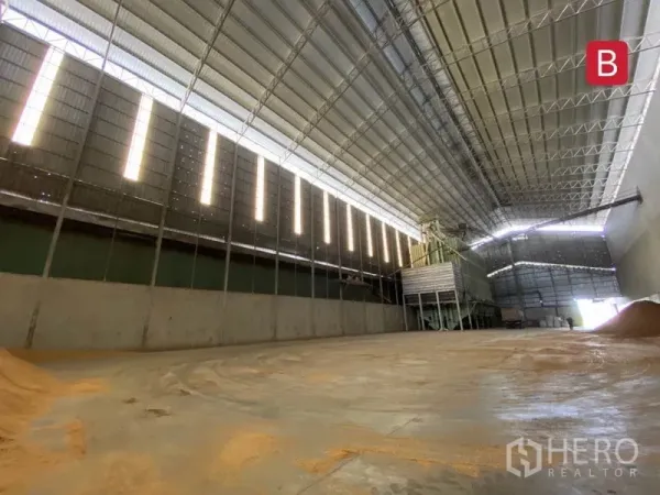 Factory for rent in Chachoengsao - Wide column-free factory interior with side ventilation slats and a silo unit along the wall.