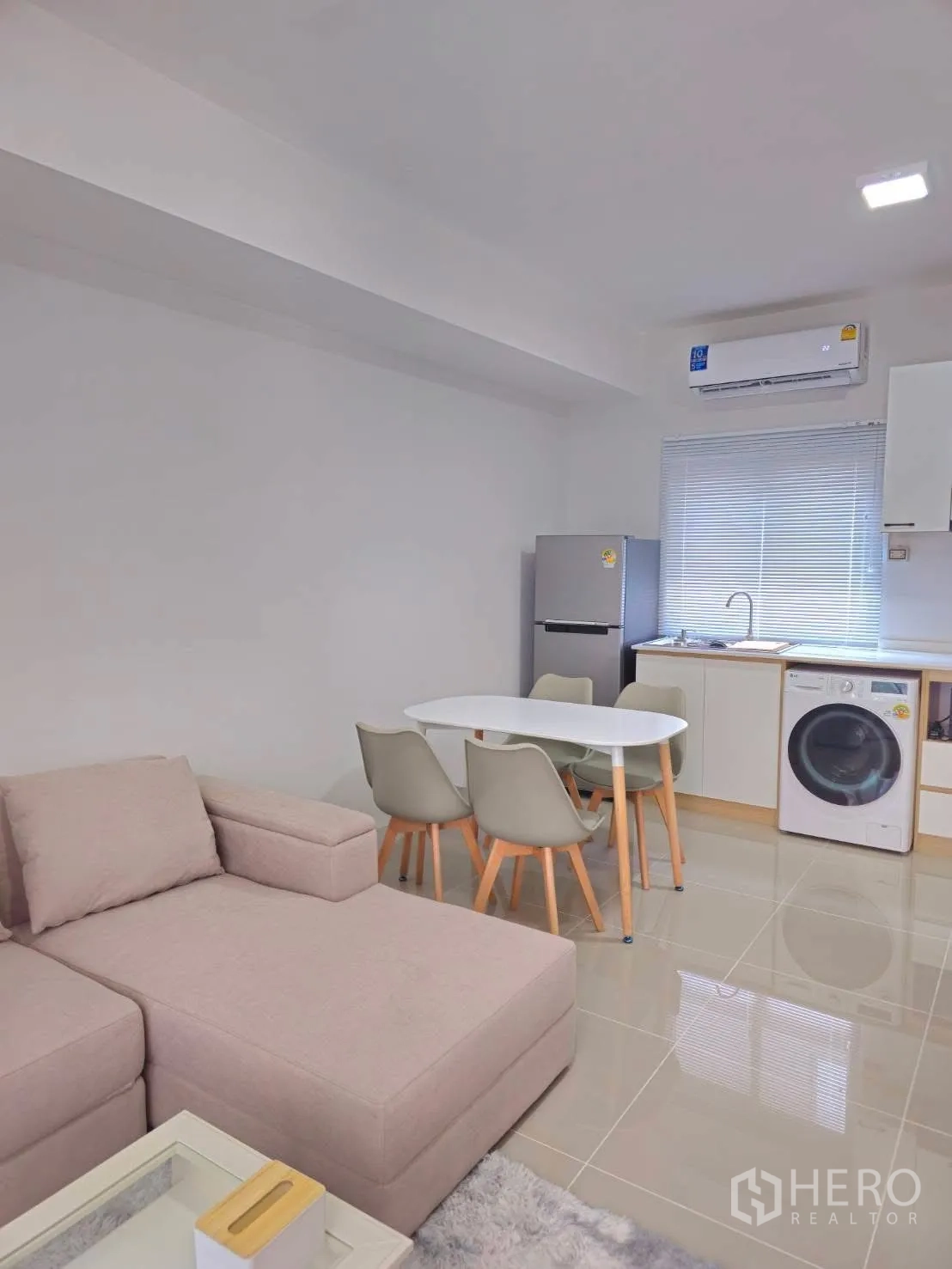 ทาวน์เฮาส์ for rent in Bang Phli, Samut Prakan - โซนรับแขก ทานข้าว และครัวแบบเปิด มีโซฟา โต๊ะ ตู้เย็น และเครื่องซักผ้า