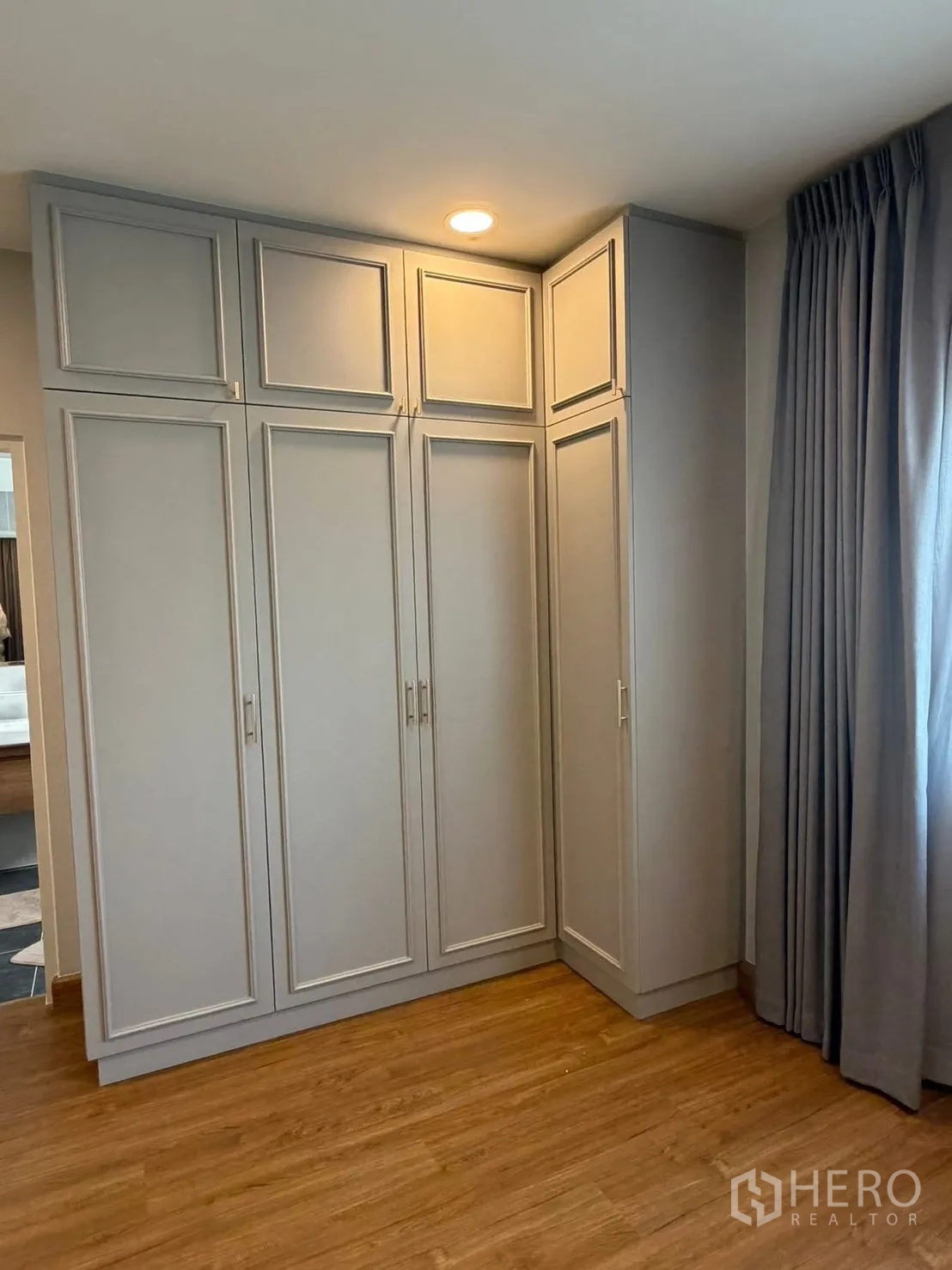 บ้านเดี่ยว for rent in Bang Phli, Samut Prakan - ตู้เสื้อผ้าบิวท์อินมุมบานสีเทาพร้อมผ้าม่านยาวเต็มผนัง