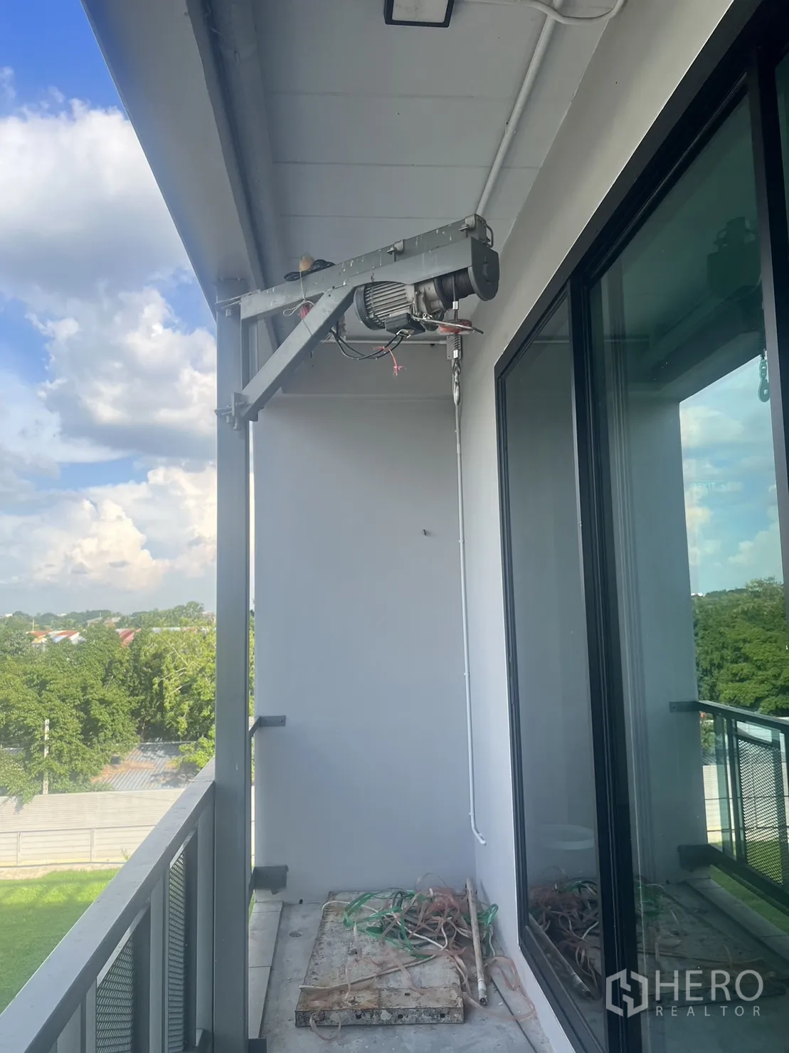 办公空间 出租在Lat Krabang, Bangkok - 设备阳台，滑动玻璃门与绿色景观。
