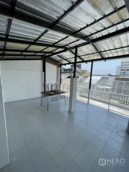 联排别墅 出租在Phra Khanong, Bangkok - 开放屋顶露台，带桌椅和瓷砖地面。