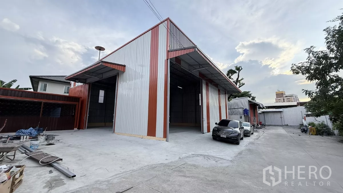 Warehouse for rent in Wang Thonglang, Bangkok - Front view of the warehouse with open bays and ample forecourt for vehicles.