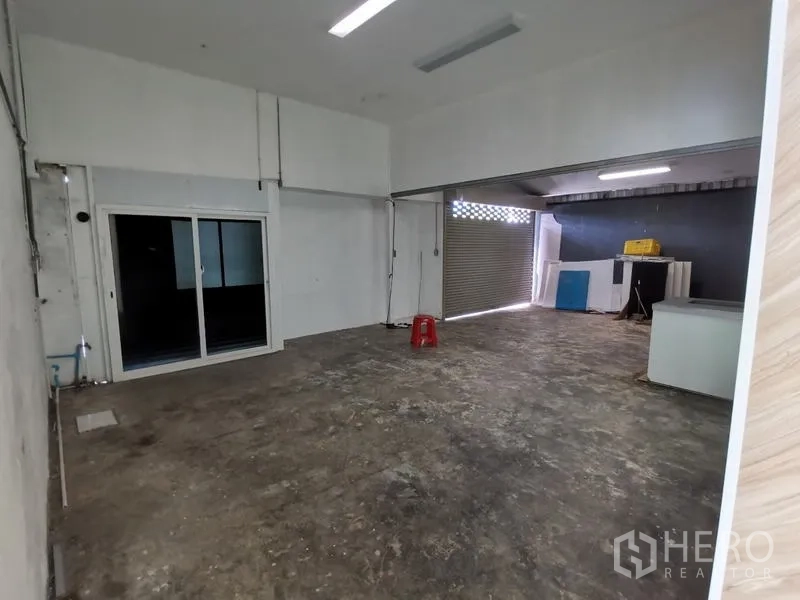 零售空间 出租在Bueng Kum, Bangkok - 后部仓储/装卸区，卷帘门与混凝土地面