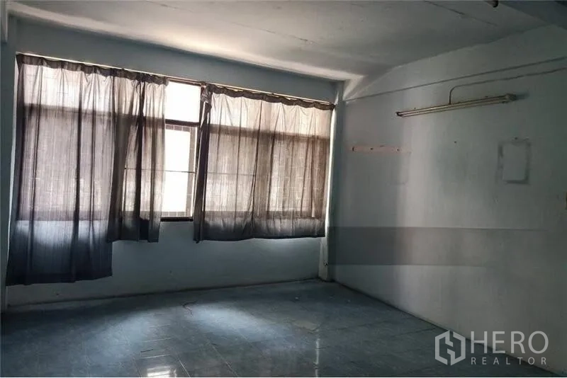 店屋 出租或出售 - 空卧室，挂窗帘与长形灯具，地面为瓷砖。
