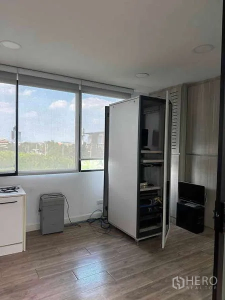 带办公室的家 出租在Bueng Kum, Bangkok - 专用IT机房，配机柜与设备，设大窗户可见城市景观。