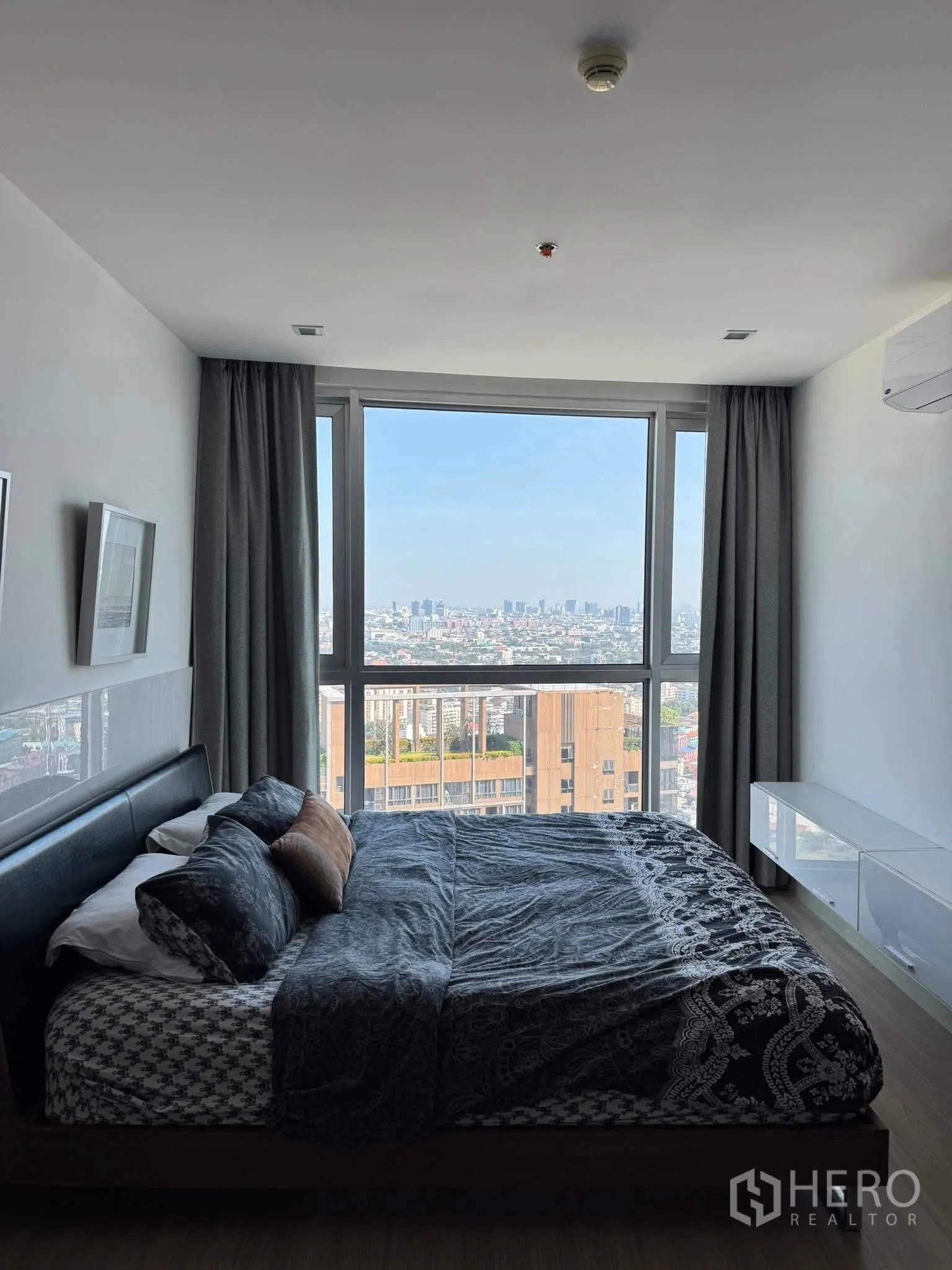คอนโด for rent in Watthana, Bangkok - ห้องนอนพร้อมหน้าต่างบานใหญ่ เตียงคู่ และวิวสกายไลน์