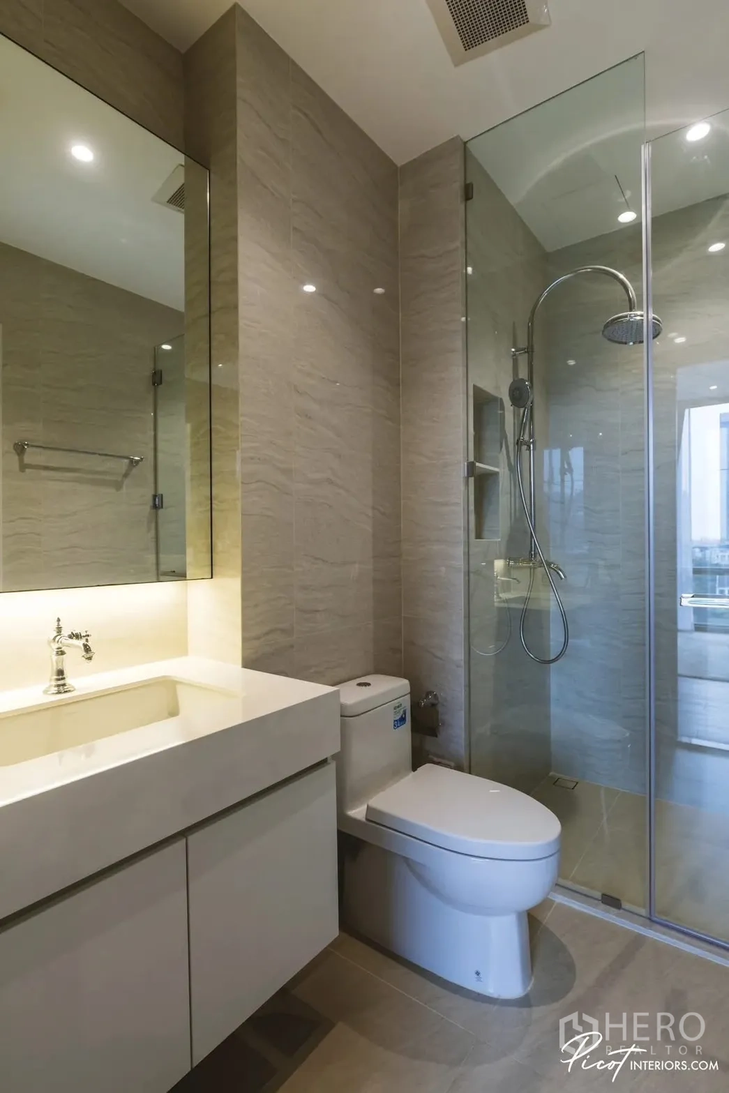 คอนโด for rent in Pathum Wan, Bangkok - ห้องน้ำโมเดิร์นพร้อมตู้ชาวเวอร์กระจก เรนชาวเวอร์ และกระจกบานใหญ่เหนืออ่างล้างหน้า