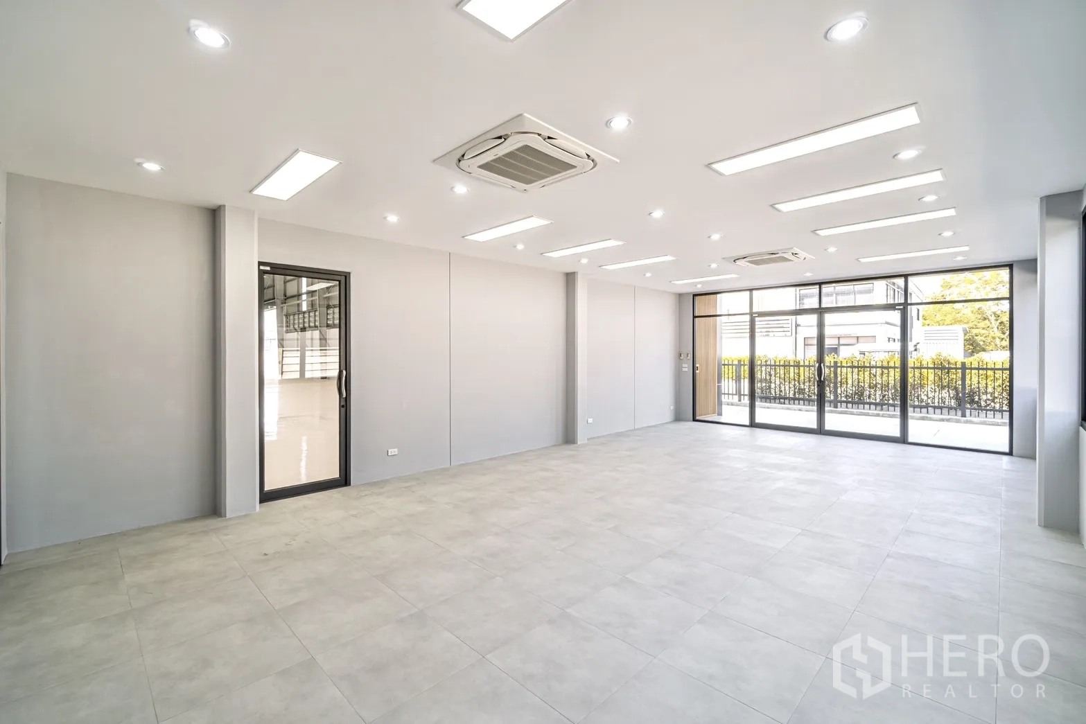 工厂 for rent or sale in Lam Luk Ka, Pathum Thani - 明亮办公间，吊顶柜式空调、瓷砖地面与整面玻璃门窗。