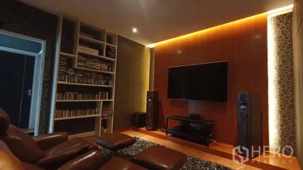 บ้าน ขายในPrawet, Bangkok - ห้องโฮมเธียเตอร์ เก้าอี้หนัง ชั้นหนังสือบิวท์อิน ทีวีจอใหญ่ ไฟซ่อน