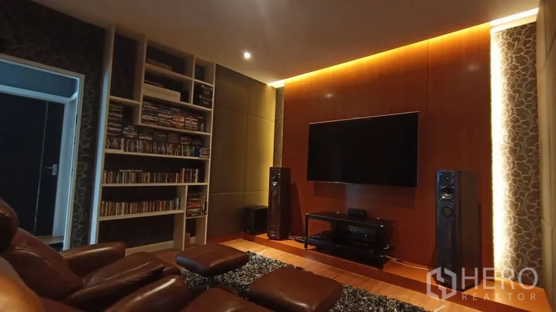 บ้าน ขายในPrawet, Bangkok - ห้องโฮมเธียเตอร์ เก้าอี้หนัง ชั้นหนังสือบิวท์อิน ทีวีจอใหญ่ ไฟซ่อน