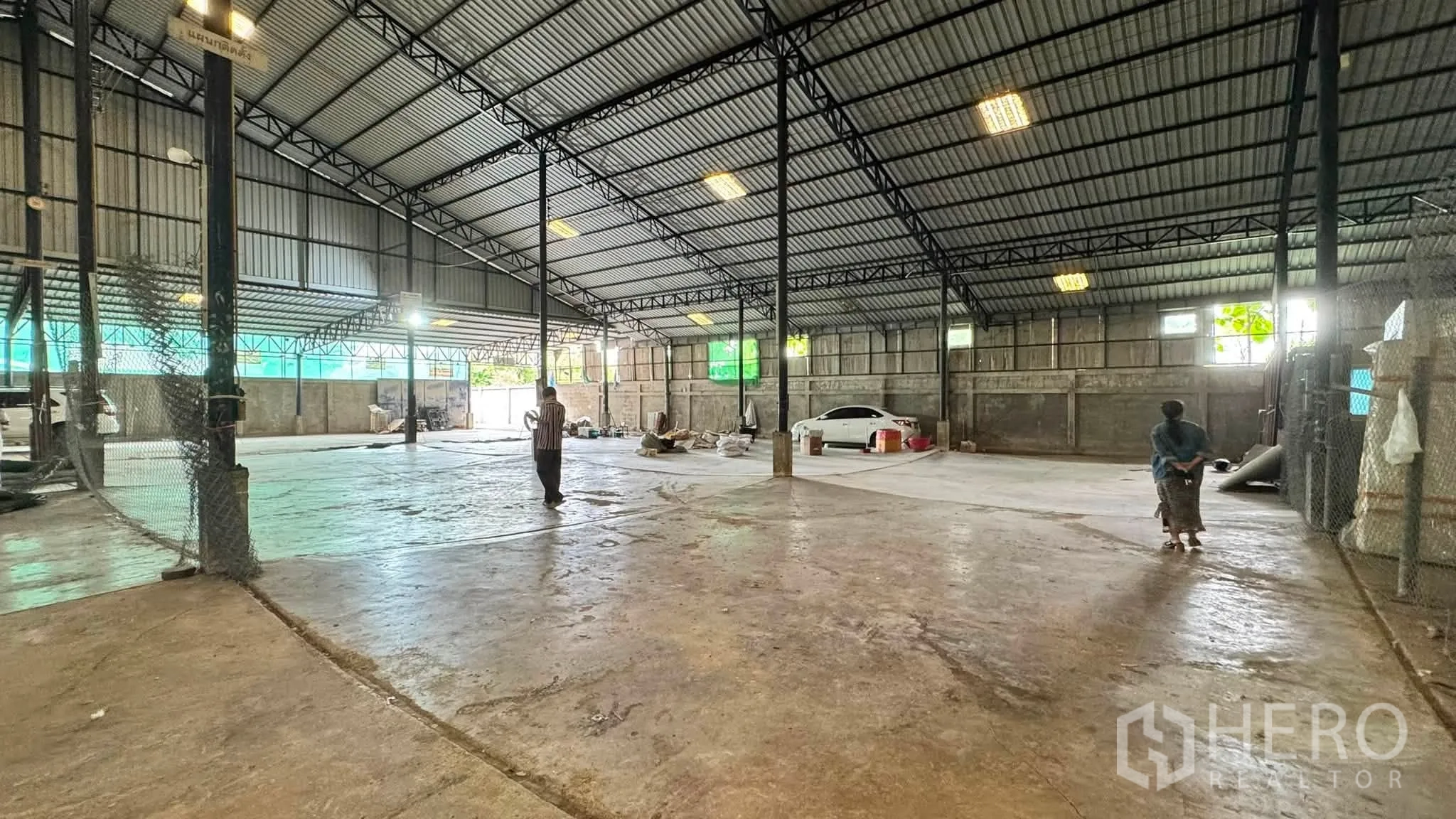 โกดัง for rent in Bang Khen, Bangkok - พื้นที่จัดเก็บพร้อมเสาเหล็กและแนวรั้วตาข่ายแบ่งโซน.