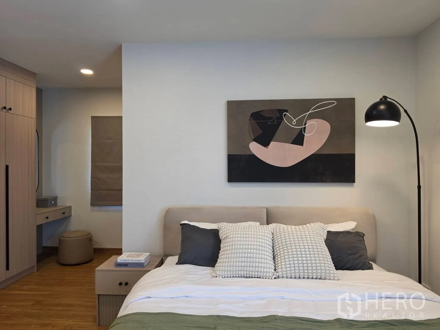 Detached House for rent in Bang Phli, Samut Prakan - Cozy bedroom with upholstered bed, bedside table, artwork, and floor lamp.