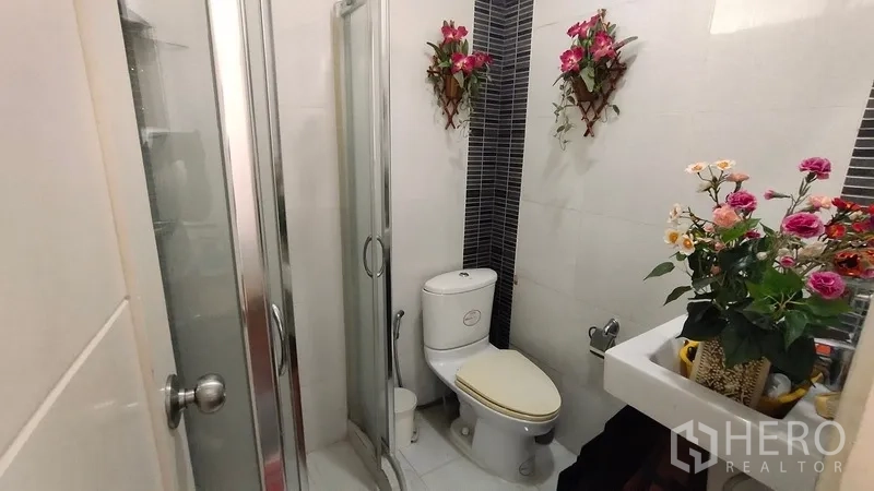 ทาวน์เฮาส์ ให้เช่าในWatthana, Bangkok - ห้องน้ำรับแขกขนาดกะทัดรัด พร้อมตู้ชาวเวอร์กระจกและอ่างล้างหน้าแขวนผนัง