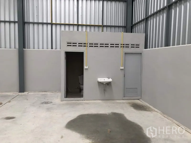 货栈 出租在Lat Krabang, Bangkok - 仓库内的卫生间与洗手池，管线外露便于维护