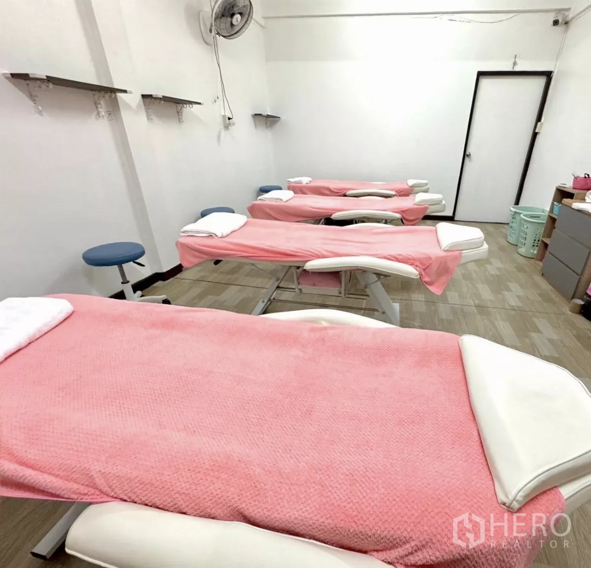 Shophouse for rent in Watthana, Bangkok - Bright treatment room featuring adjustable spa beds with pink blankets.