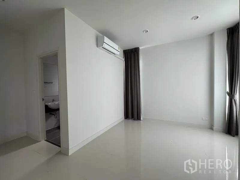 Detached House for sale in Lam Luk Ka, Pathum Thani - Bedroom with ensuite access, air conditioning and a large window.