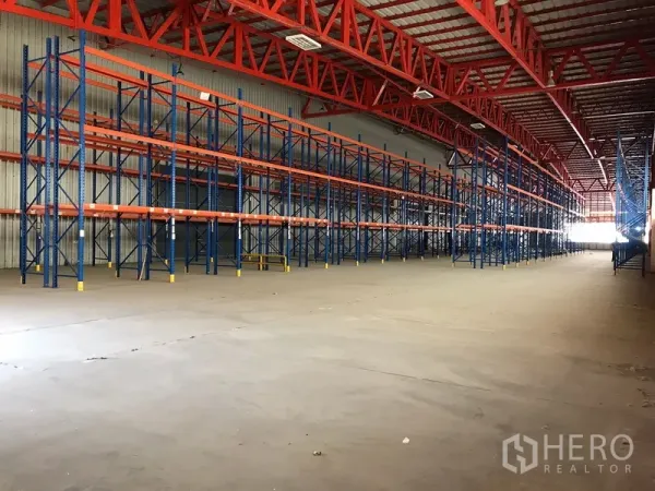 Warehouse for rent in Bang Na, Bangkok - Expansive storage floor with continuous pallet racking and concrete slab.