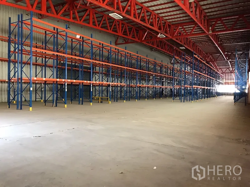Warehouse for rent in Bang Na, Bangkok - Expansive storage floor with continuous pallet racking and concrete slab.
