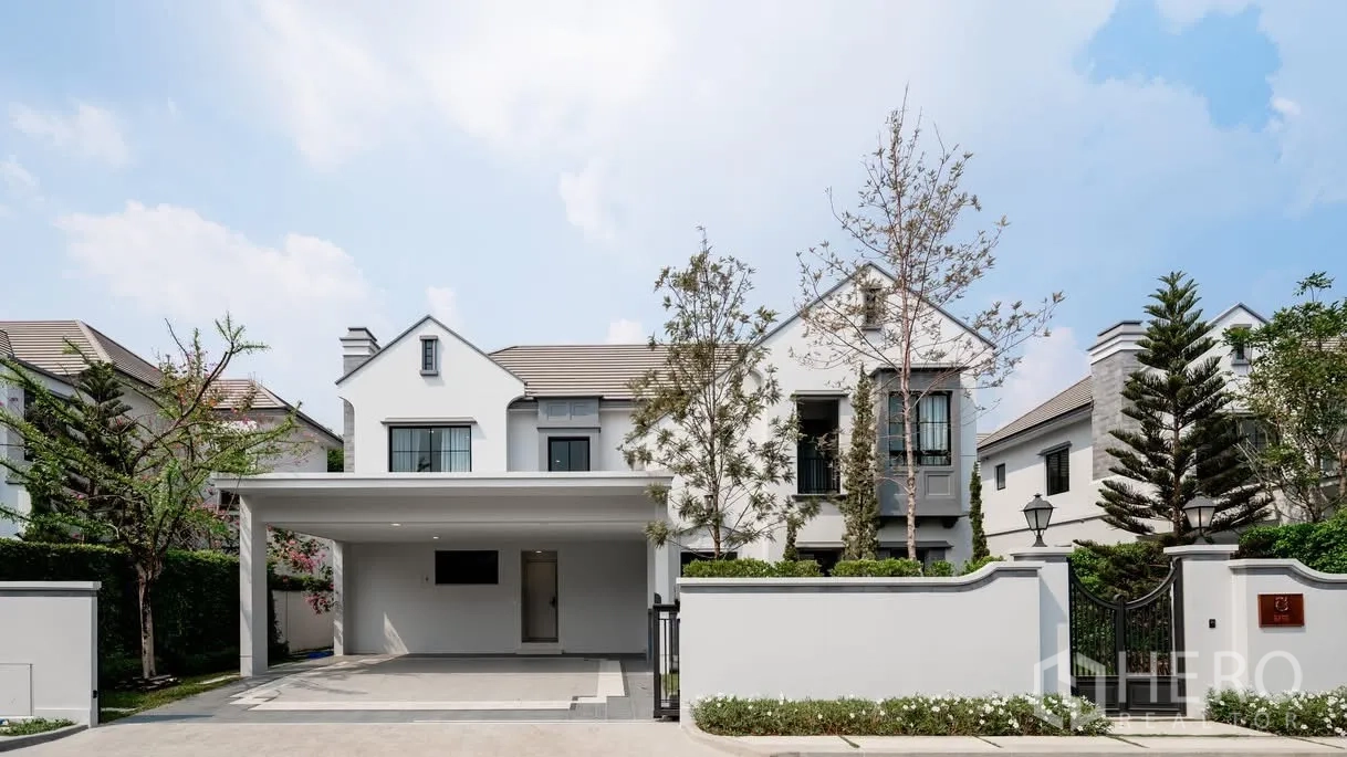 Detached House for rent in Saphan Sung, Bangkok - Modern two-storey detached house exterior with covered carport, gate, and landscaped yard.