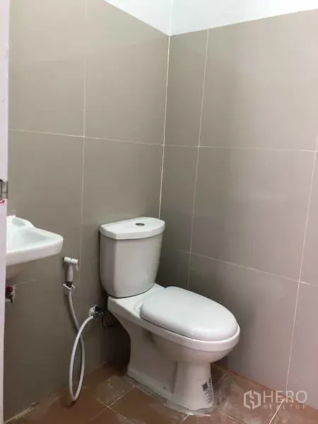 货栈 出租在Khlong Luang, Pathum Thani - 整洁的瓷砖卫生间，配坐便器、洗手盆和喷枪