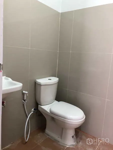 货栈 出租在Khlong Luang, Pathum Thani - 整洁的瓷砖卫生间，配坐便器、洗手盆和喷枪