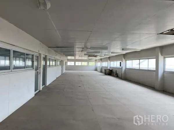 Factory for sale in Khlong Luang, Pathum Thani - Spacious mezzanine office area with windows on both sides and a clean open layout.